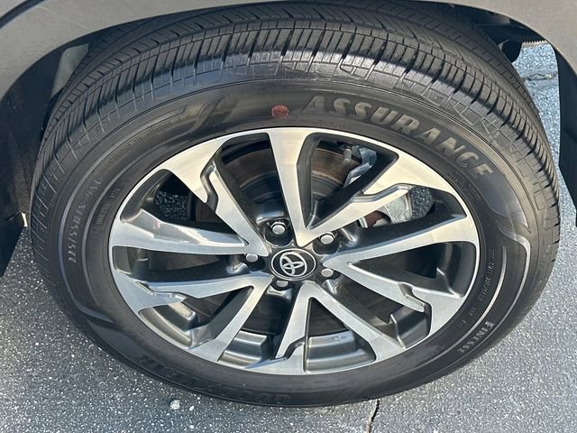 Used 2025 Toyota Corolla Cross XLE w/ Convenience Package image 25