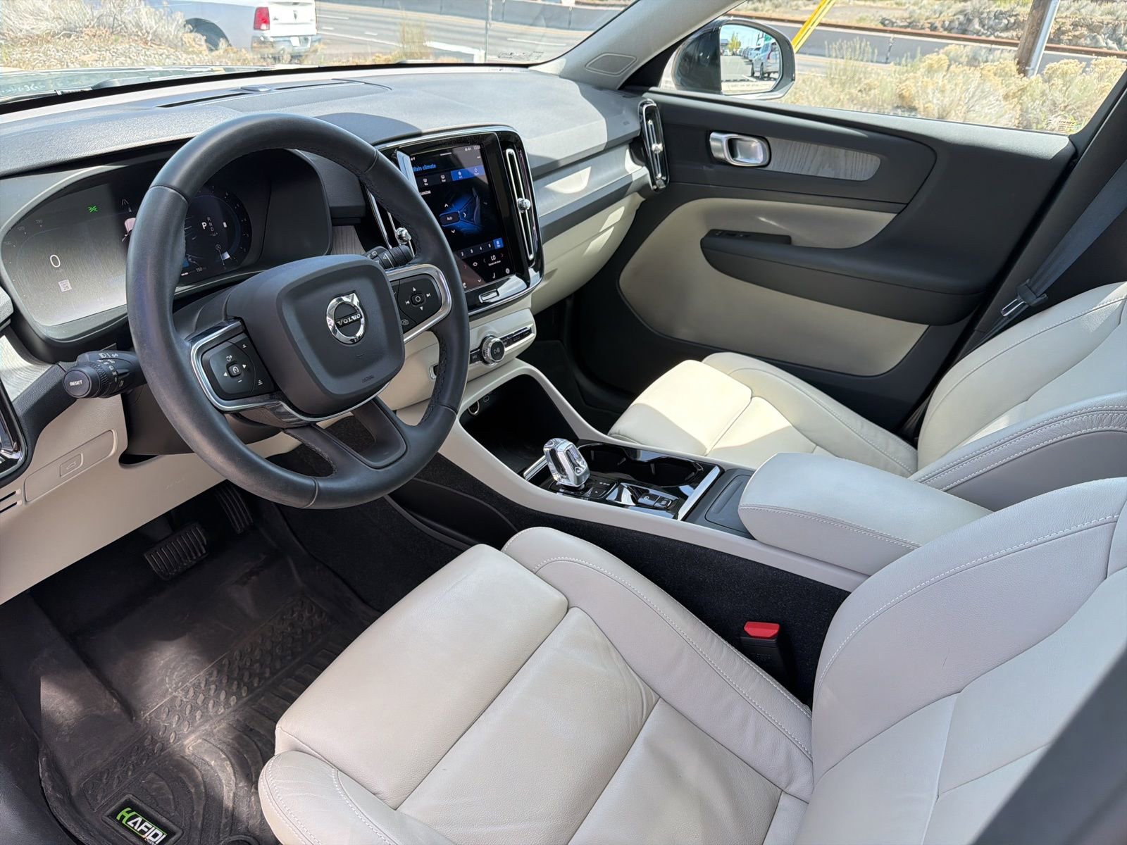 Used 2023 Volvo XC40 B5 Plus w/ Protection Package Premier image 20