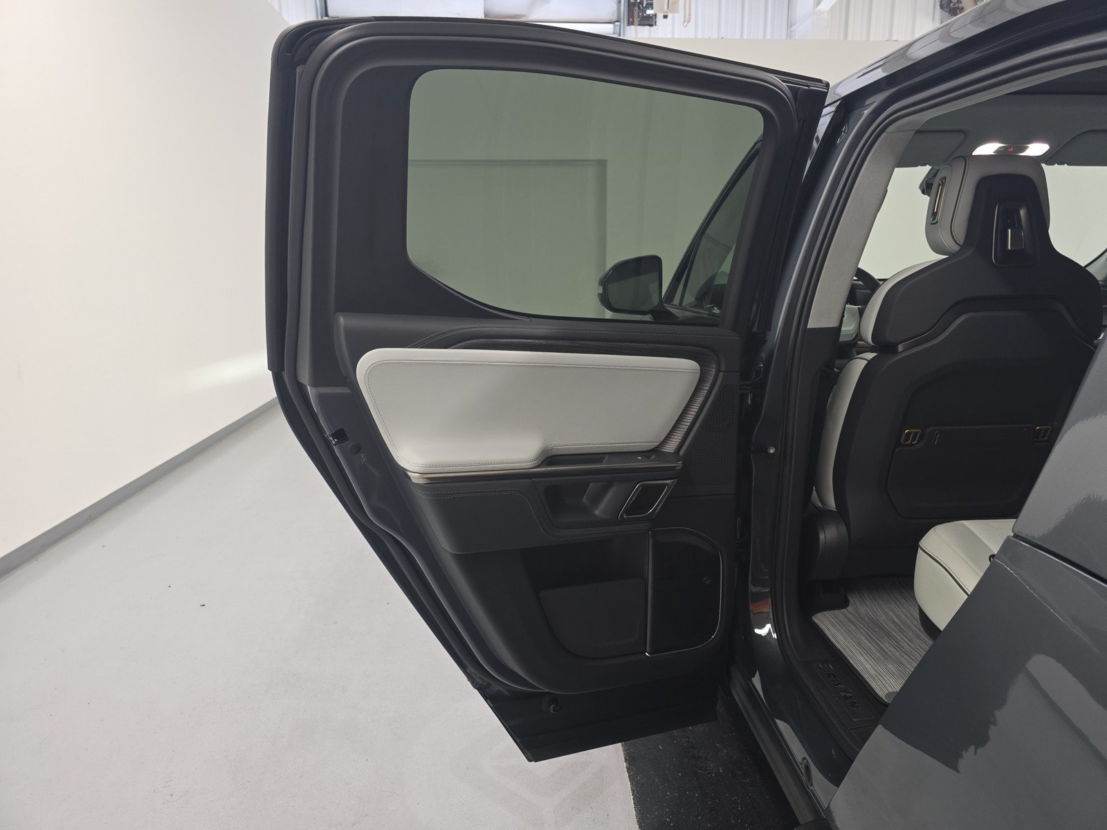 Used 2024 Rivian R1T Adventure AWD/4WD image 17