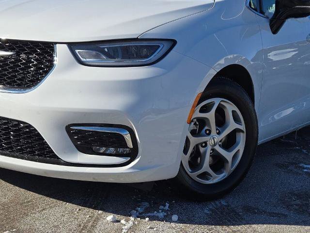 Used 2024 Chrysler Pacifica Limited image 3