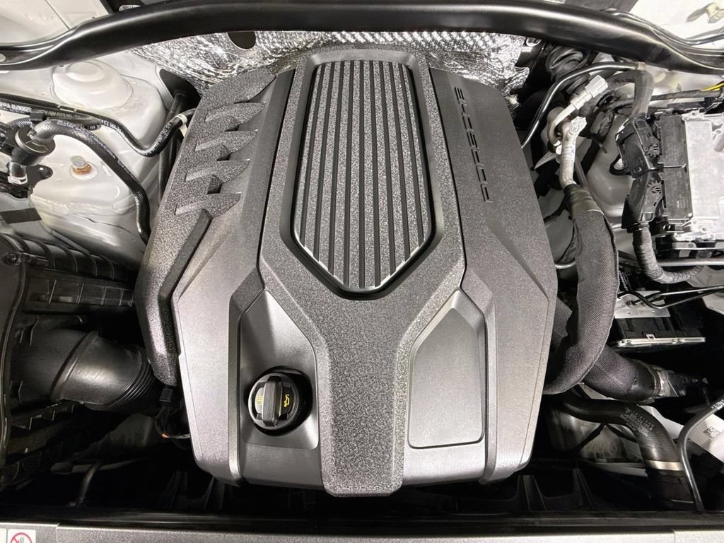 Certified 2024 Porsche Macan AWD/4WD image 29