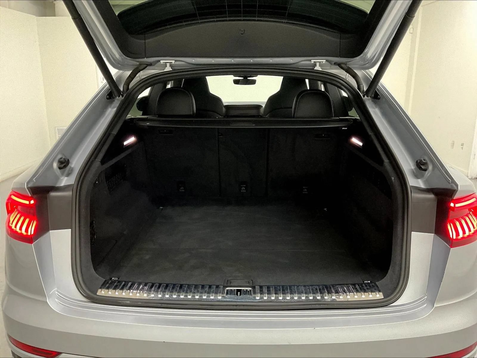 Used 2020 Audi SQ8 Prestige w/ Prestige Package AWD/4WD image 46