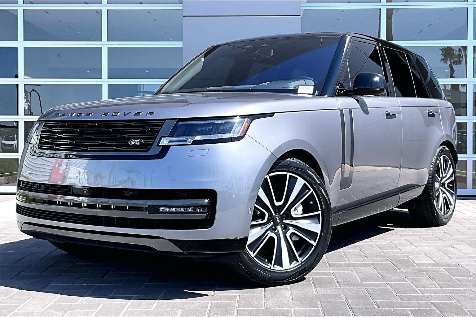 Used 2023 Land Rover Range Rover SE image 1