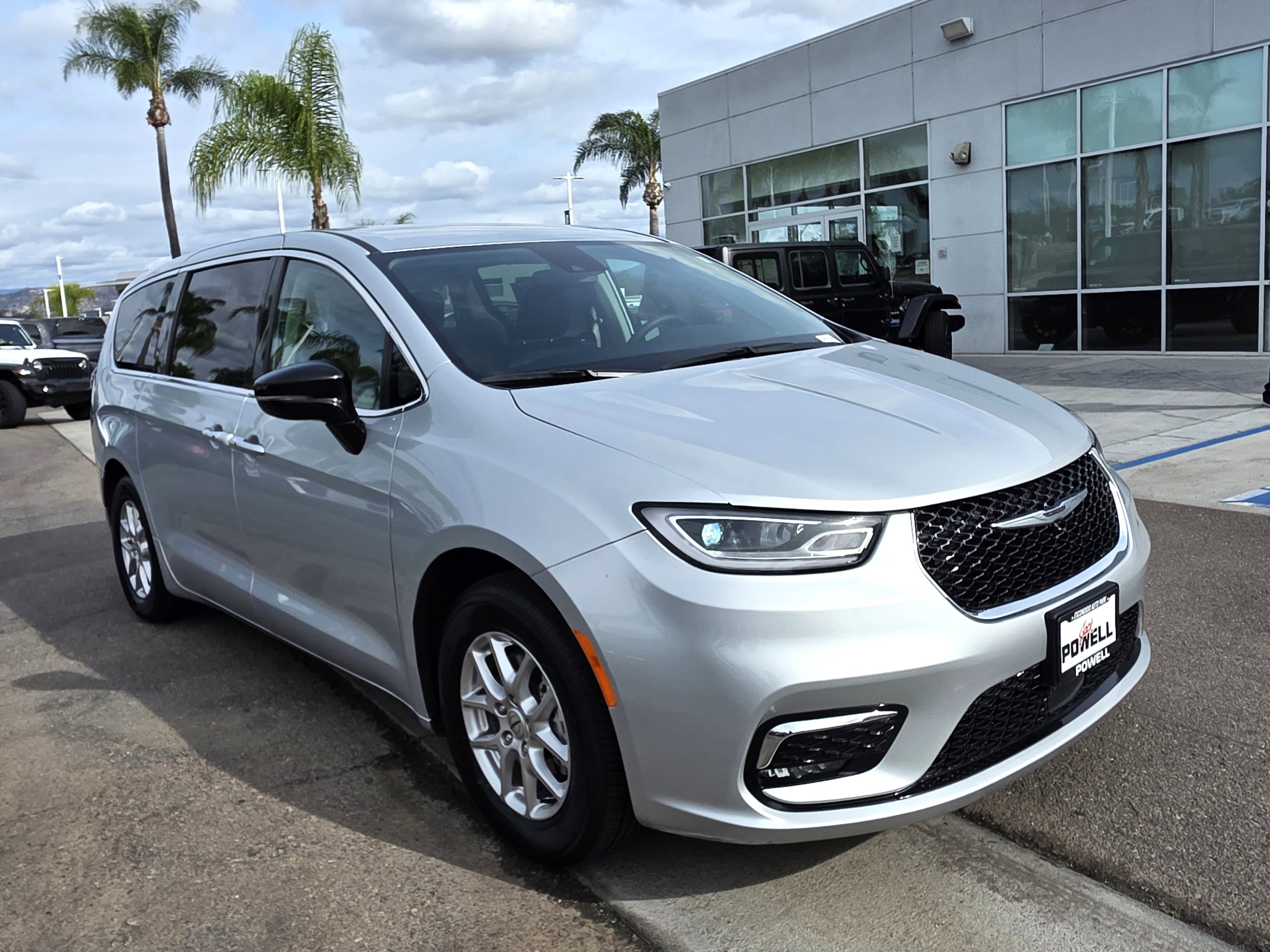 Certified 2024 Chrysler Pacifica Touring-L image 6