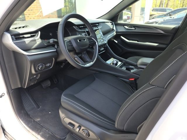 Used 2025 Jeep Grand Cherokee Laredo w/ Luxury Tech Group I image 8