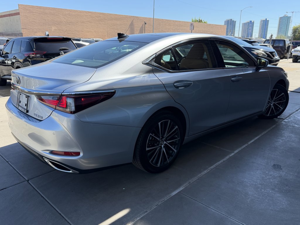 Used 2025 Lexus ES 350 w/ Premium Package image 4