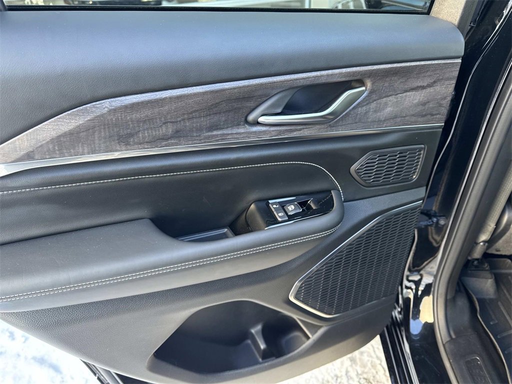 Used 2023 Jeep Grand Cherokee Overland image 12