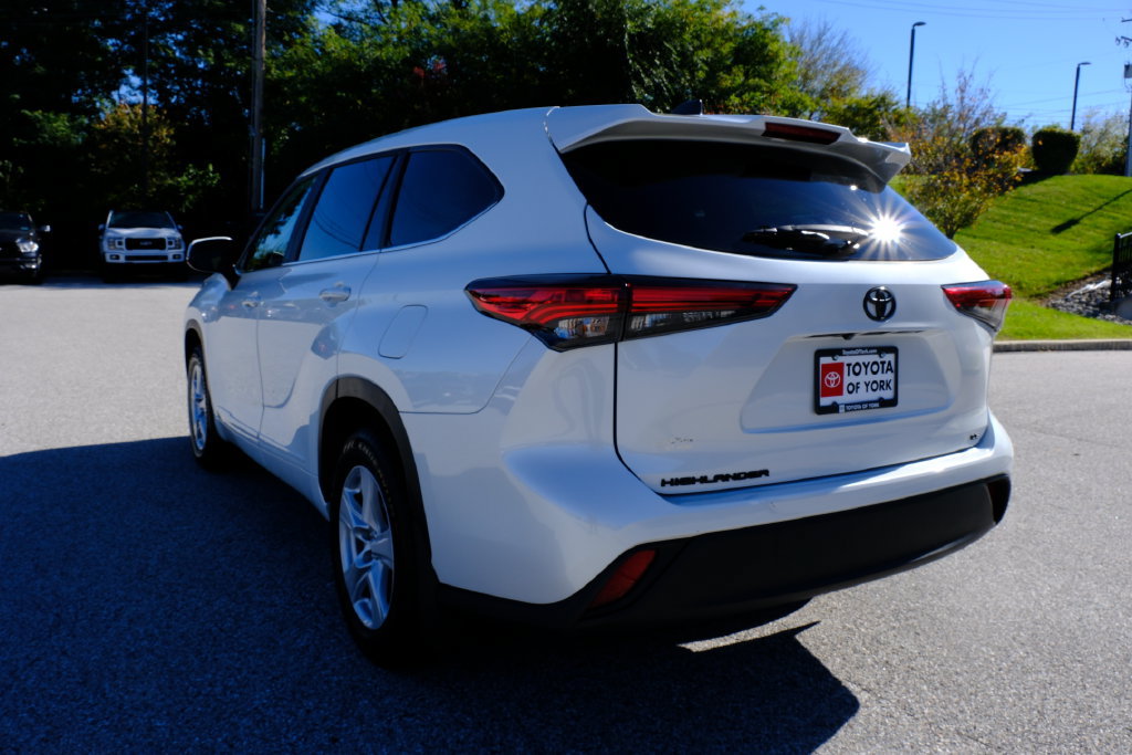 Used 2023 Toyota Highlander LE FWD image 5