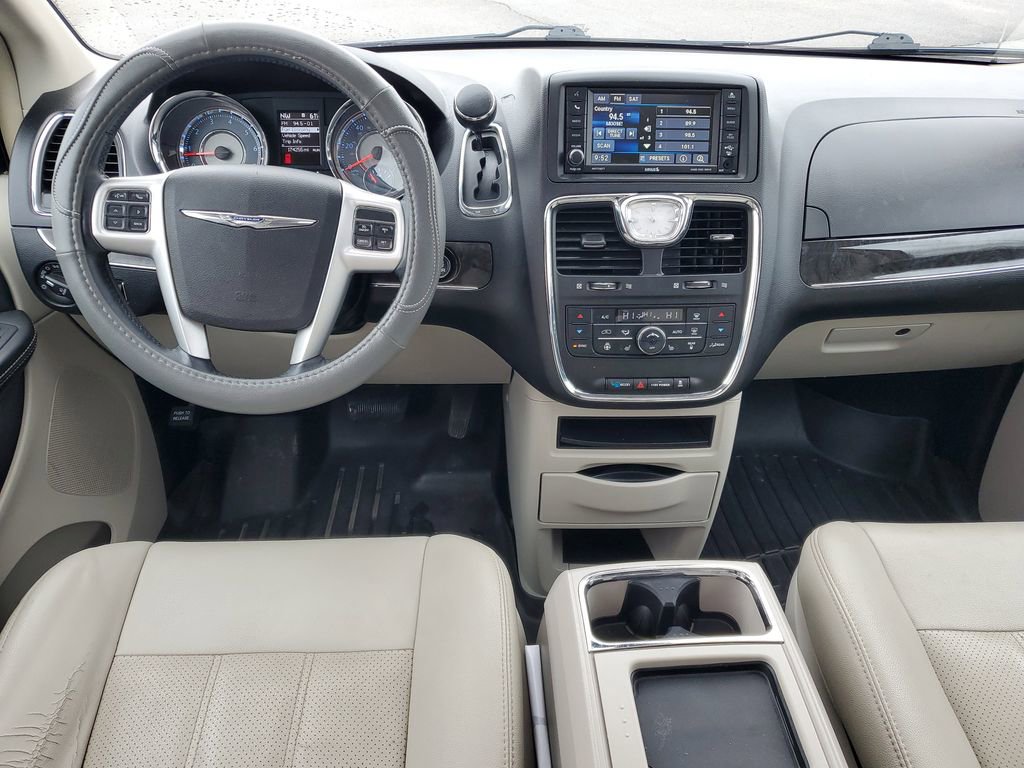 Used 2016 Chrysler Town & Country Touring-L image 23