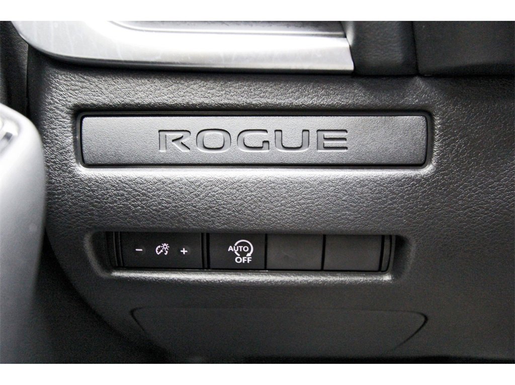 Used 2025 Nissan Rogue S image 17