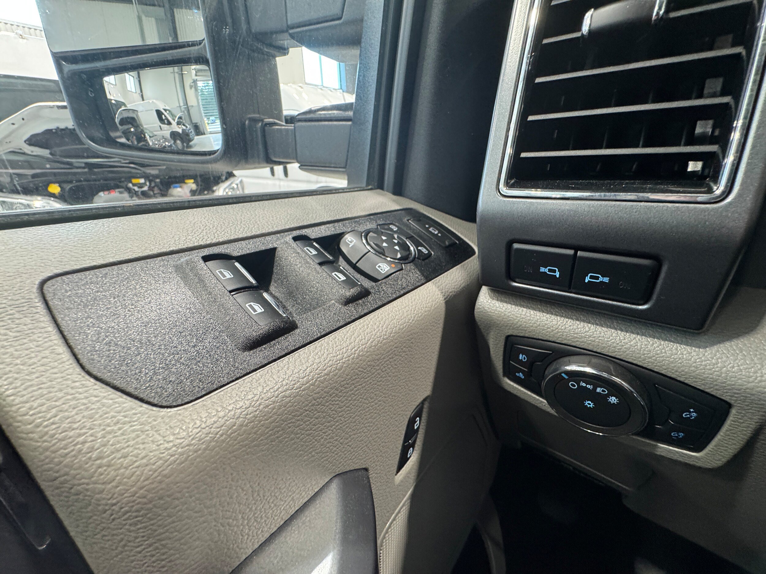 Used 2022 Ford F350 XLT w/ XLT Premium Package AWD/4WD image 15