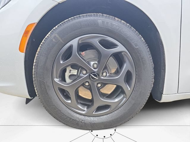 Used 2021 Chrysler Pacifica Limited w/ Uconnect Theater Family Group FWD image 31