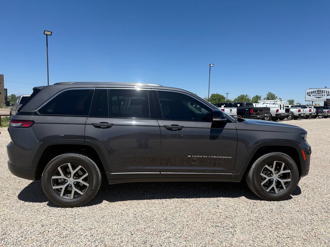 Used 2023 Jeep Grand Cherokee Limited w/ Trailer Tow Prep Group (B) AWD/4WD image 12