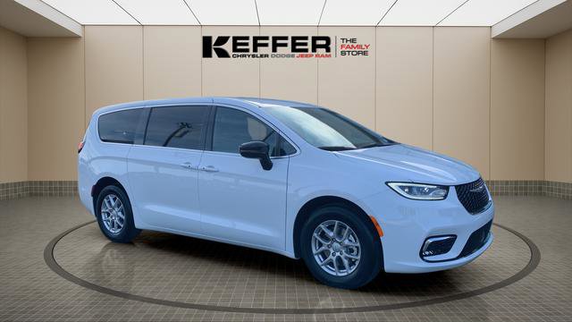 New 2026 Chrysler Pacifica Select image 2