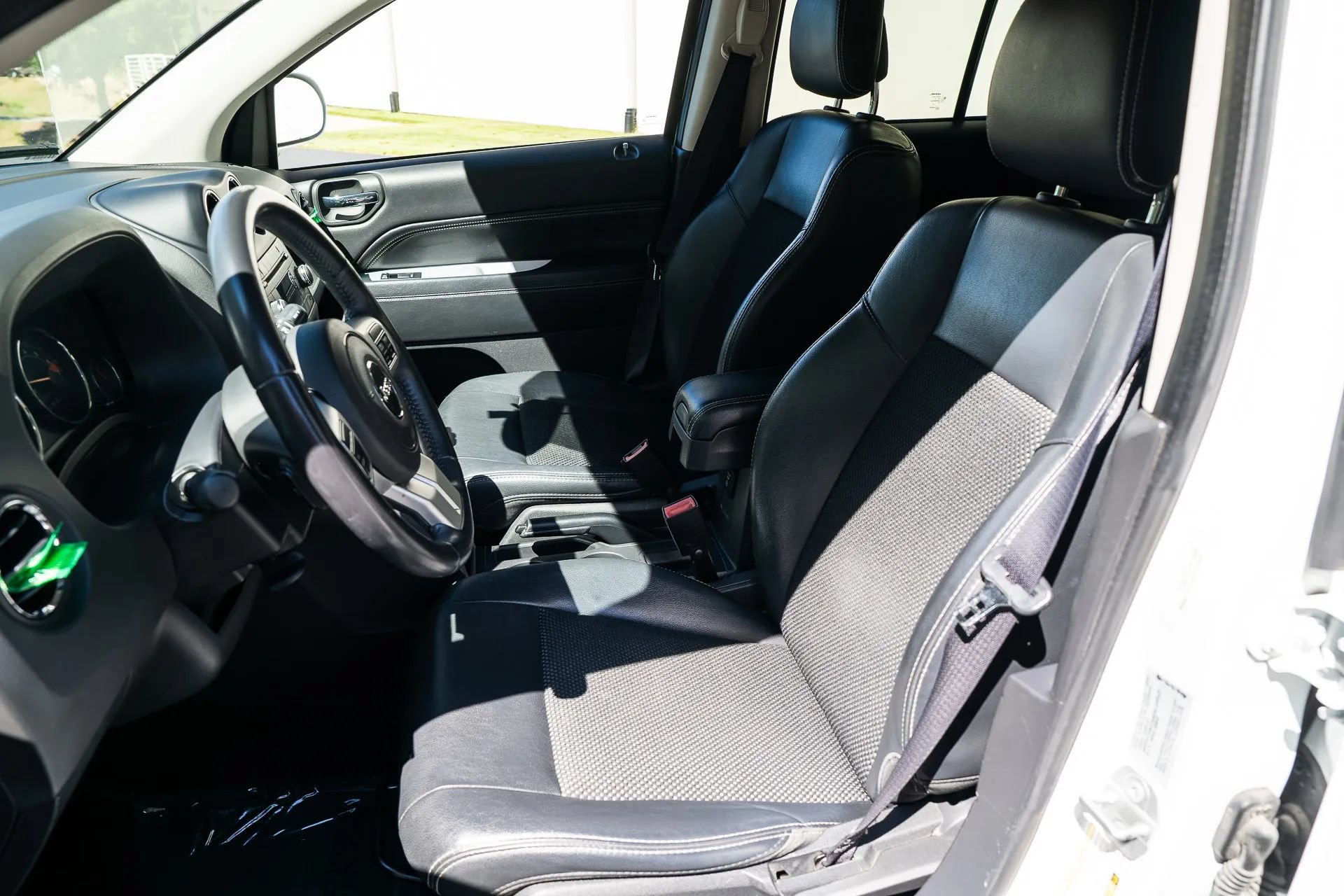Used 2017 Jeep Compass Latitude FWD image 18