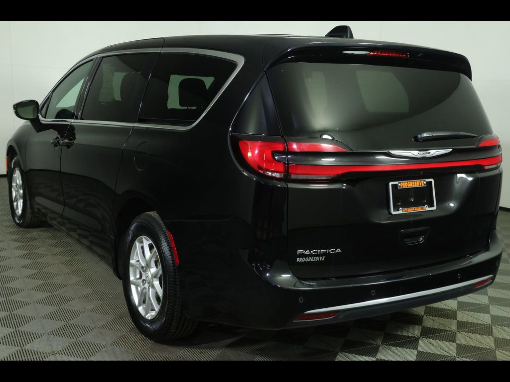 Used 2025 Chrysler Pacifica Select image 17
