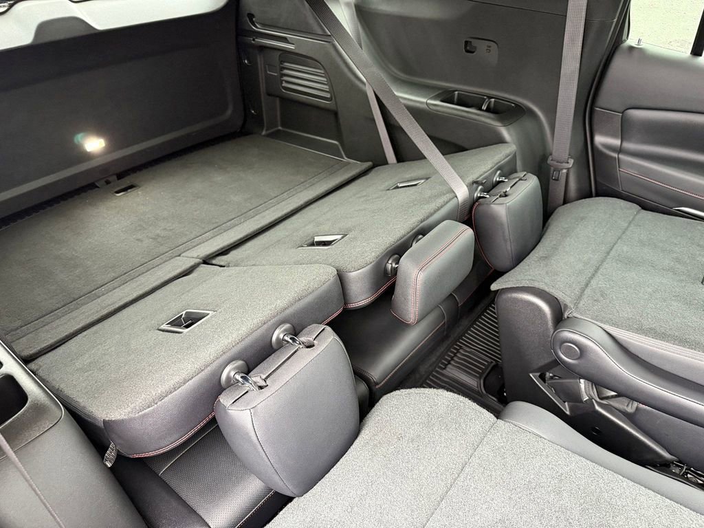 Used 2025 Chevrolet Traverse RS image 20