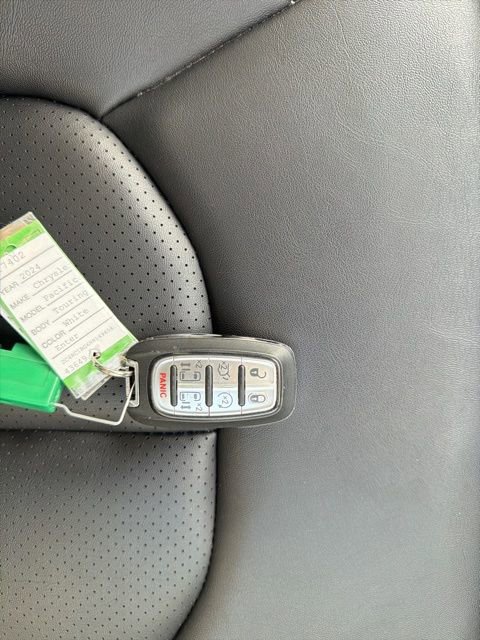 Used 2024 Chrysler Pacifica Touring-L image 36