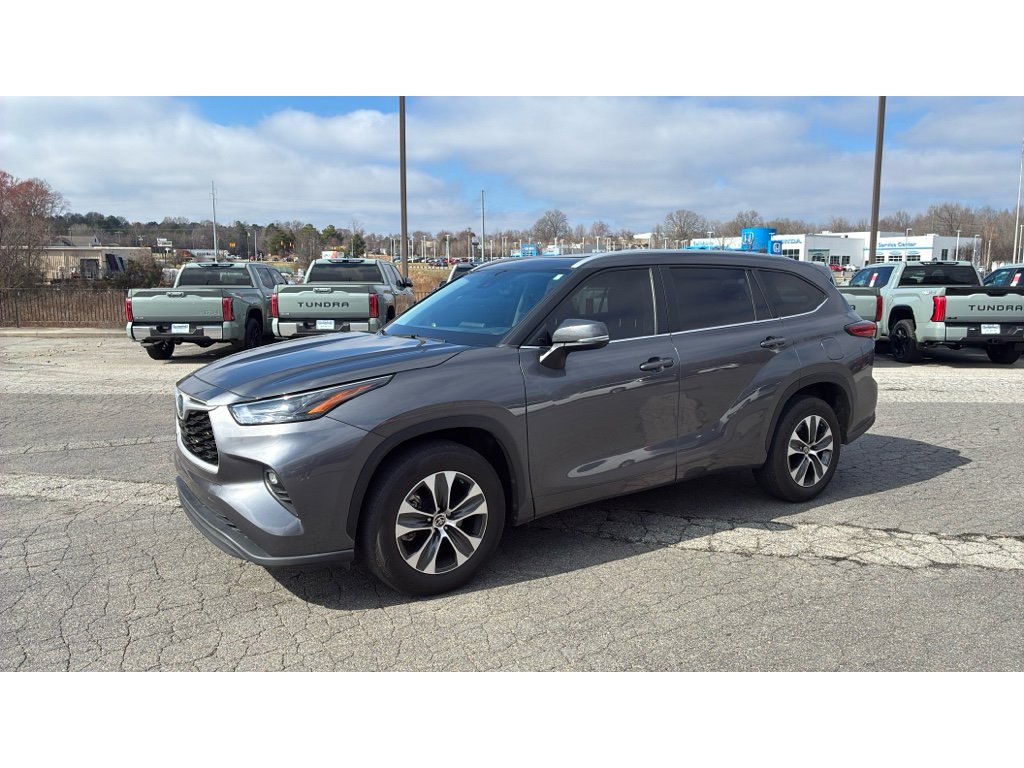 Used 2023 Toyota Highlander XLE image 3