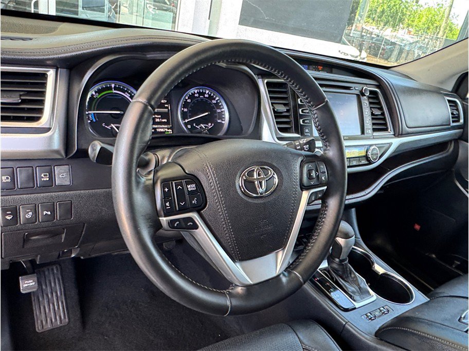 Used 2017 Toyota Highlander Limited Platinum AWD/4WD image 25