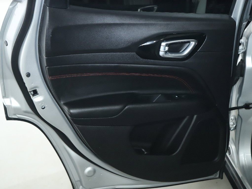 Used 2025 Jeep Compass Trailhawk image 13