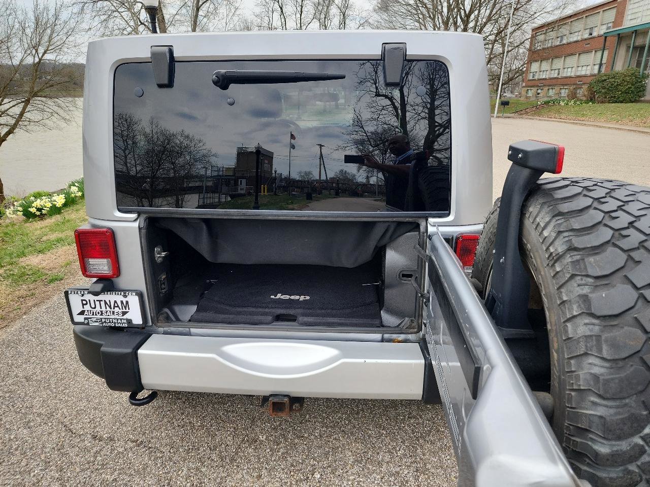 Used 2013 Jeep Wrangler Unlimited Sahara w/ Dual Top Group AWD/4WD image 11