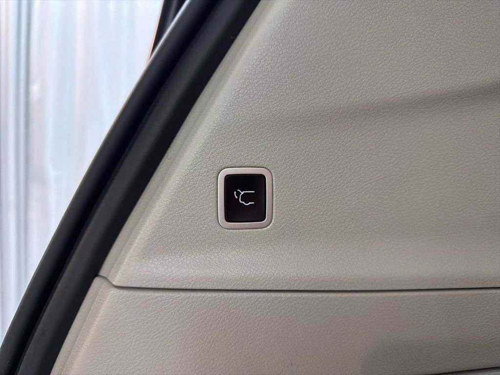Used 2020 Chrysler Pacifica Limited FWD image 11