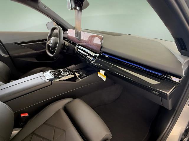 Used 2025 BMW 530i w/ Premium Package image 40