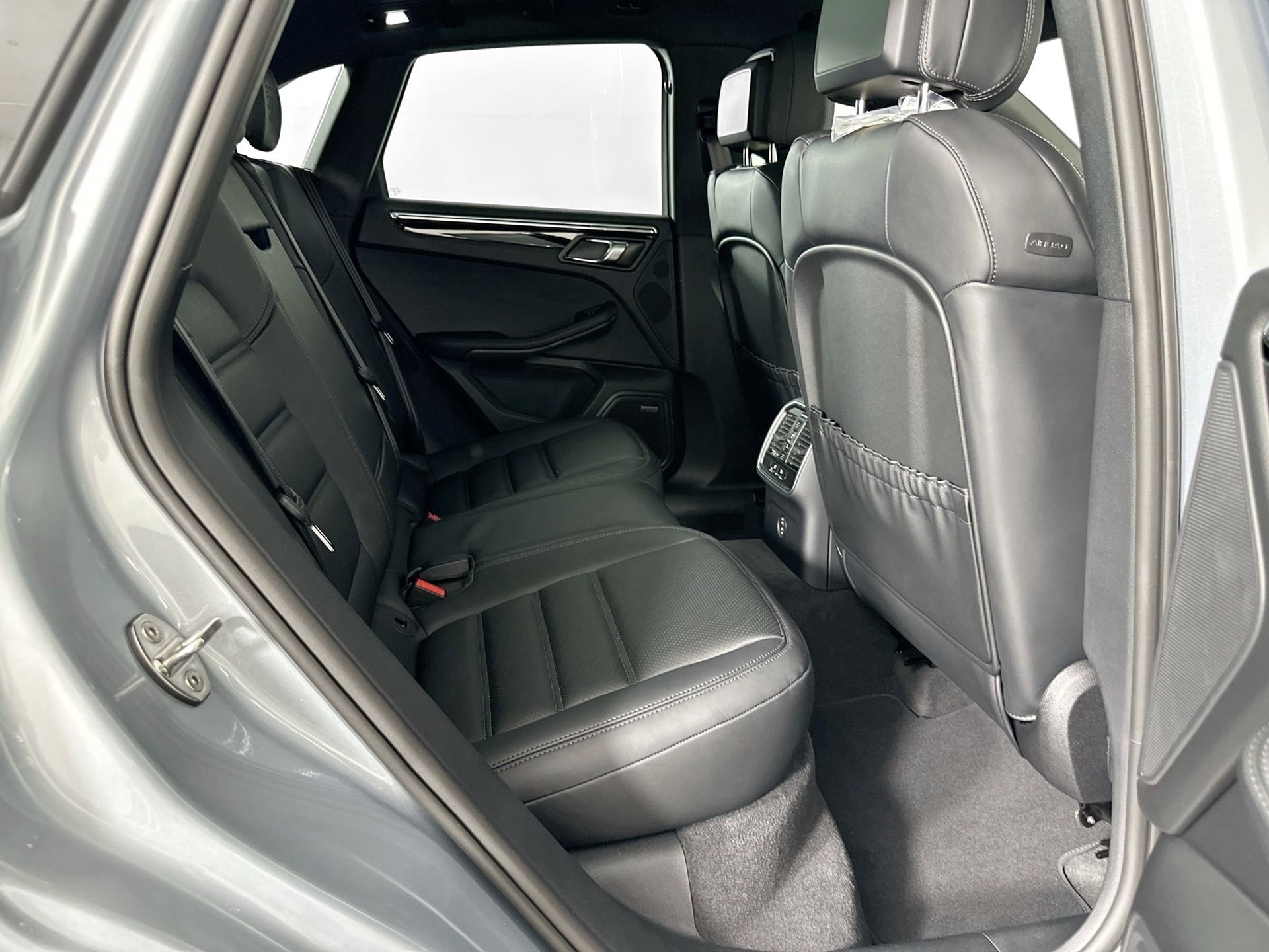 Certified 2025 Porsche Macan image 28