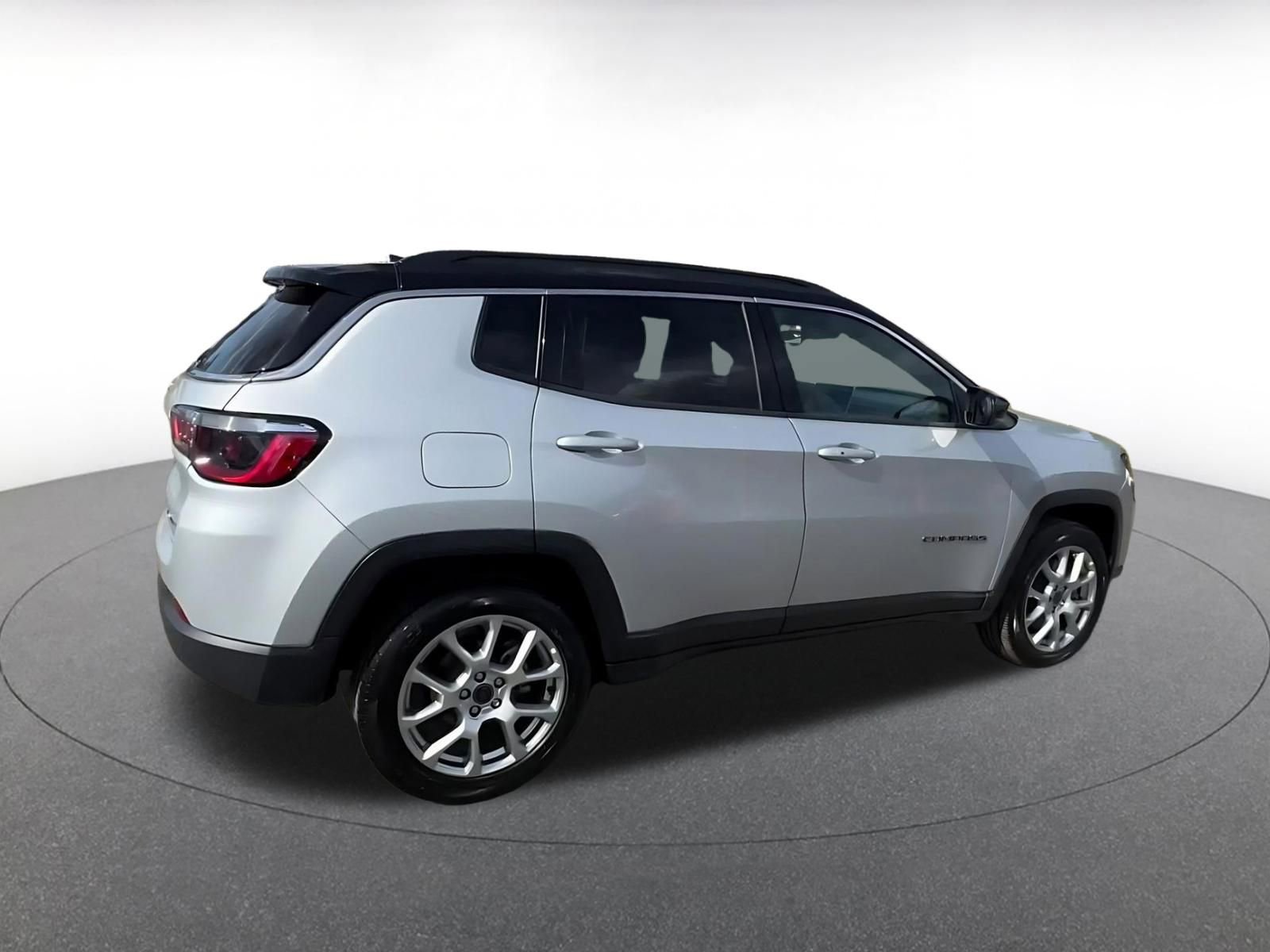 Used 2025 Jeep Compass Limited image 15