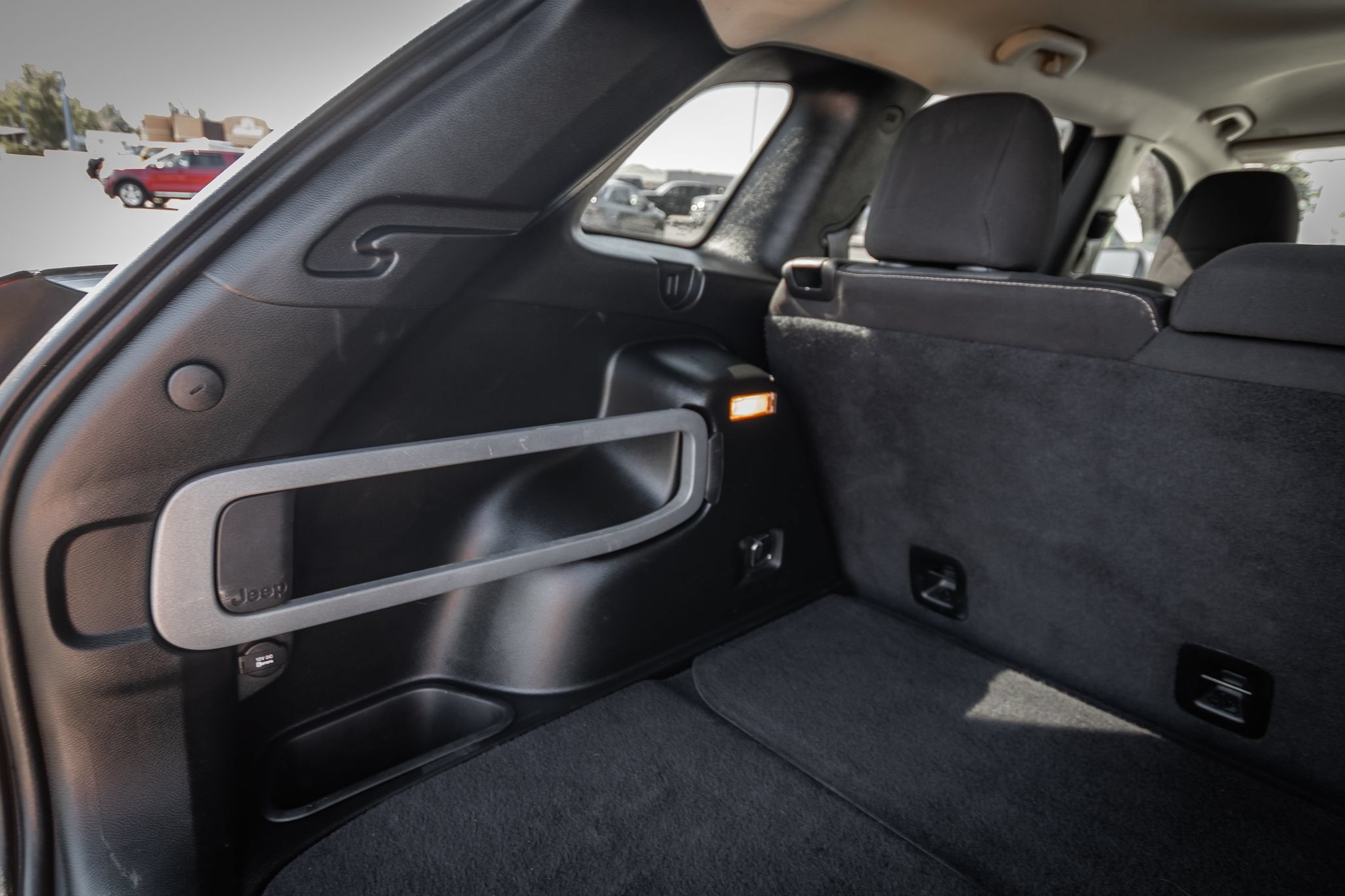 Used 2018 Jeep Cherokee Latitude w/ Altitude Package AWD/4WD image 10