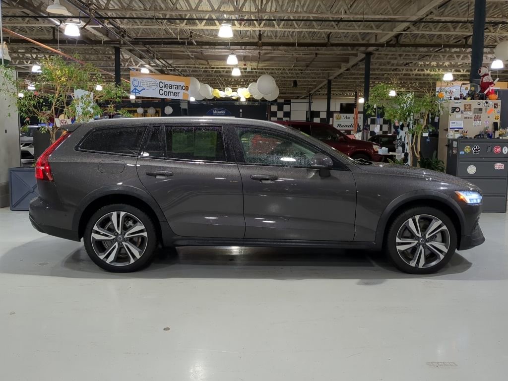 Used 2025 Volvo V60 B5 Cross Country Plus image 4