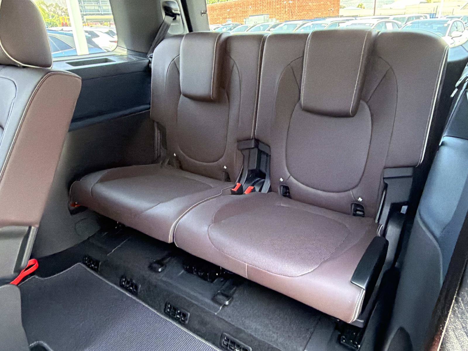 Certified 2025 Volkswagen ID. Buzz Pro S RWD image 11