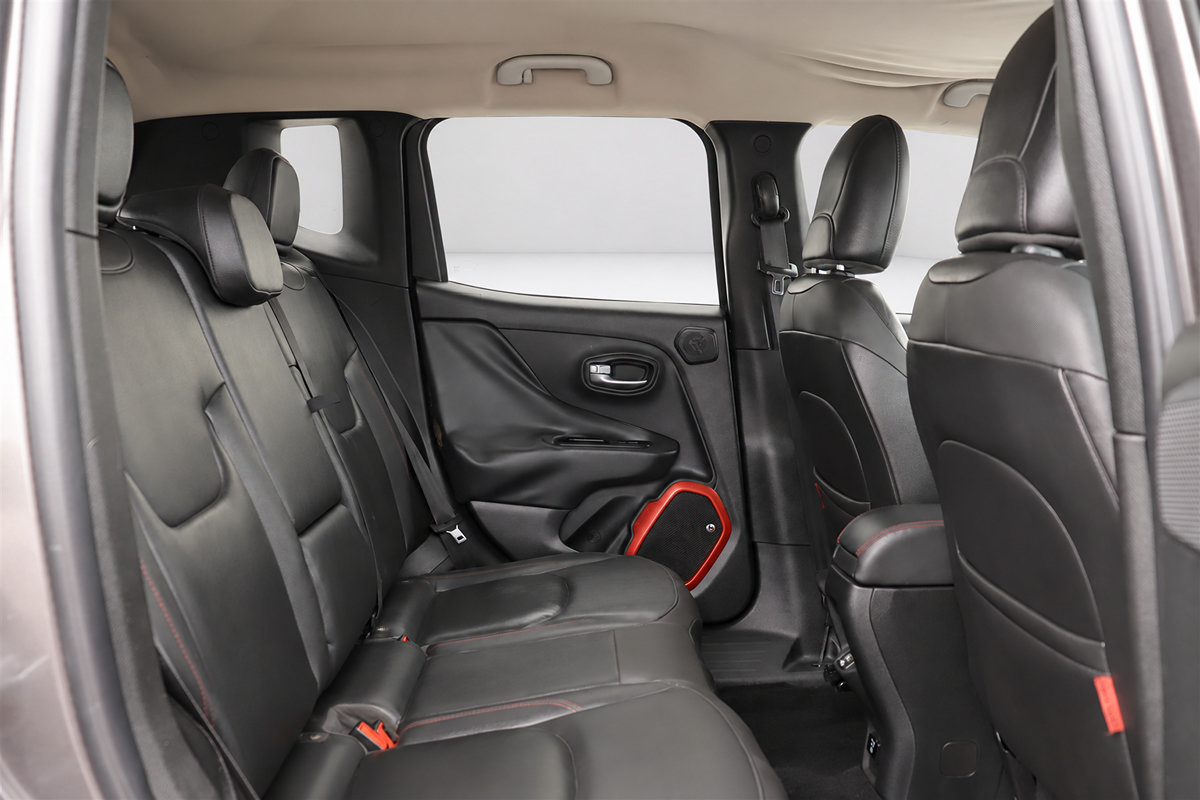 Used 2018 Jeep Renegade Trailhawk AWD/4WD image 14