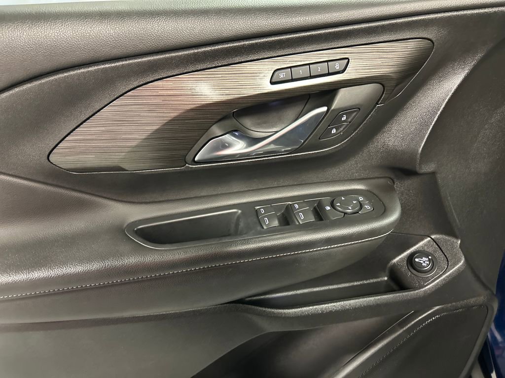 Used 2022 GMC Terrain SLT w/ Elevation Edition image 14