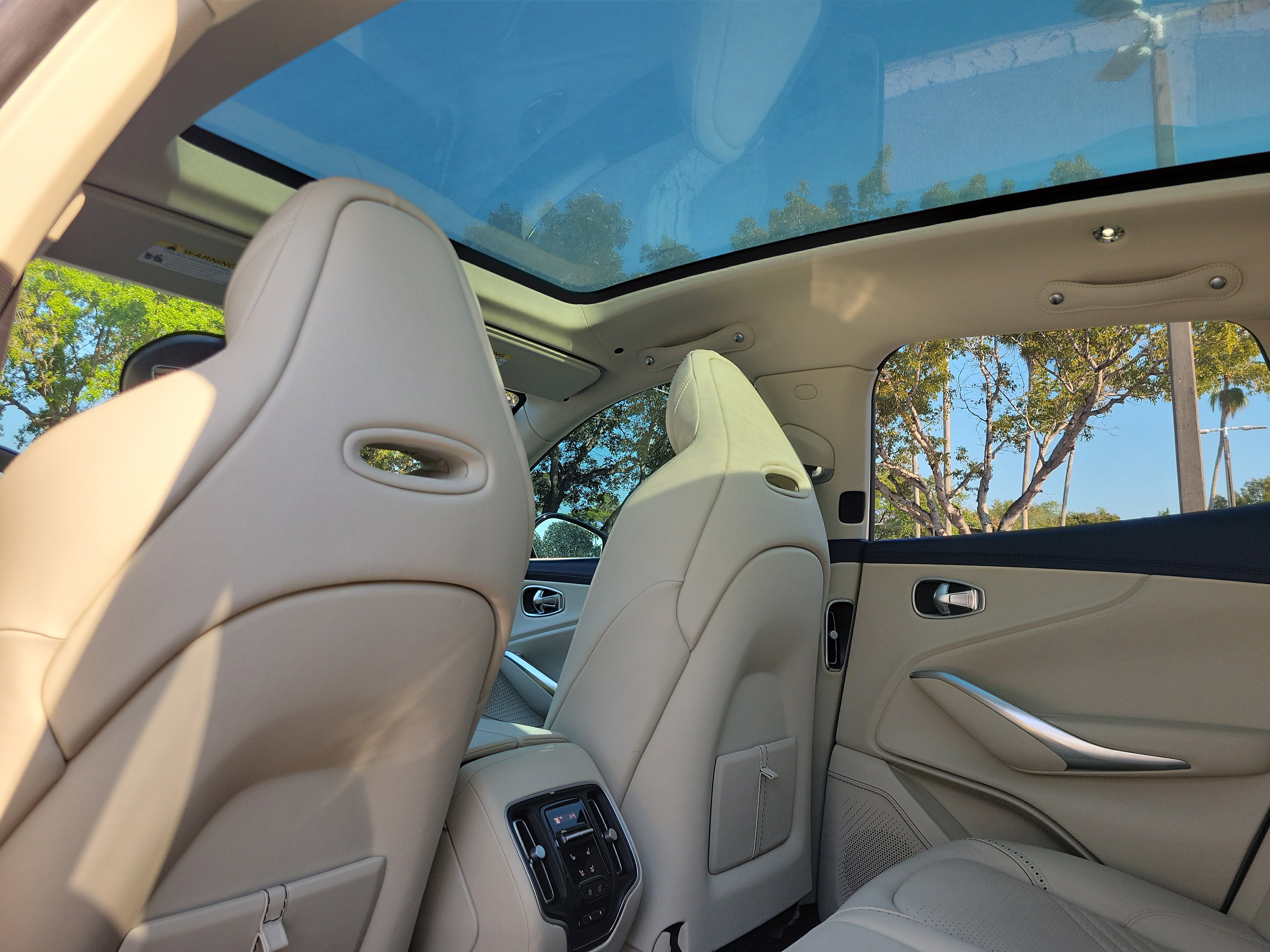 Used 2021 Aston Martin DBX image 12