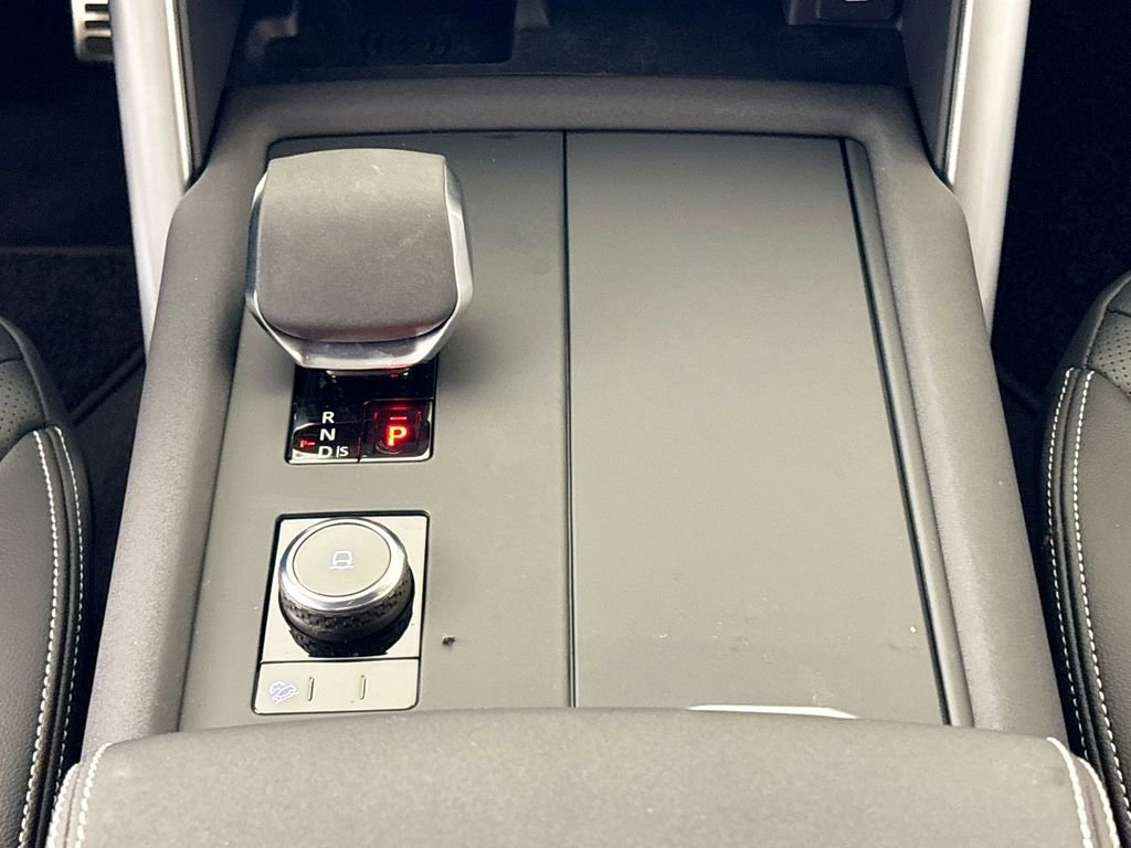 Used 2025 Land Rover Discovery Dynamic SE image 12