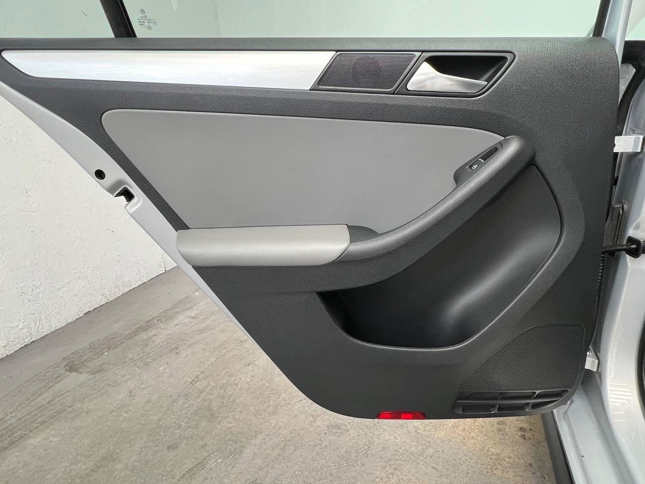 Used 2013 Volkswagen Jetta Hybrid Sedan FWD image 9