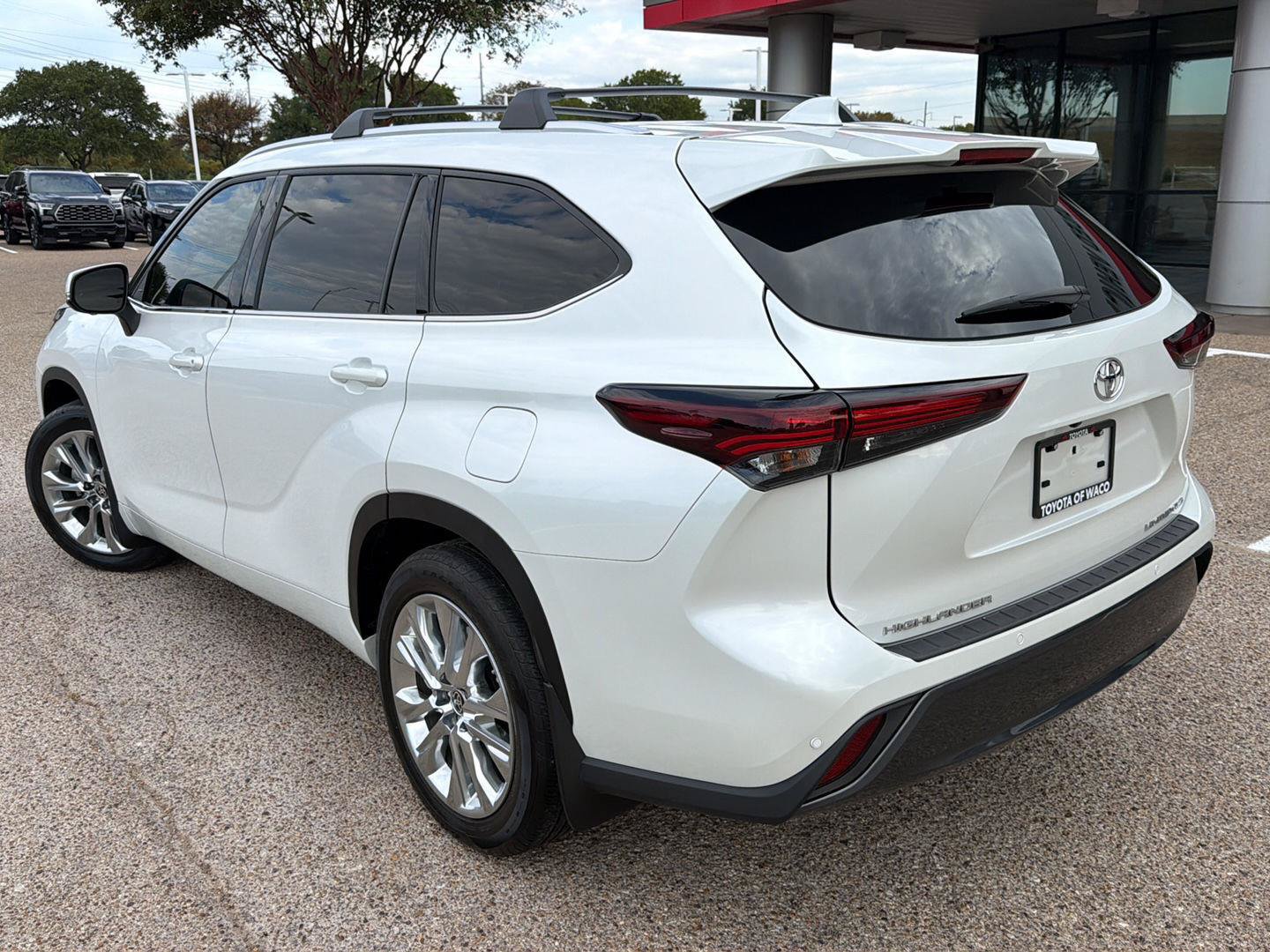Used 2024 Toyota Highlander Limited AWD/4WD image 5