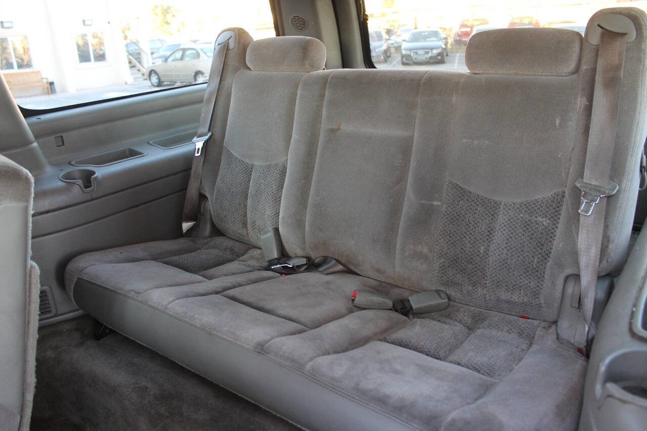 Used 2005 Chevrolet Suburban LS image 27