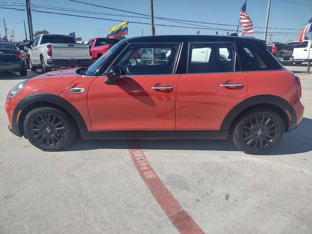 Used 2019 MINI Cooper 4-Door Hardtop w/ Storage Package image 4