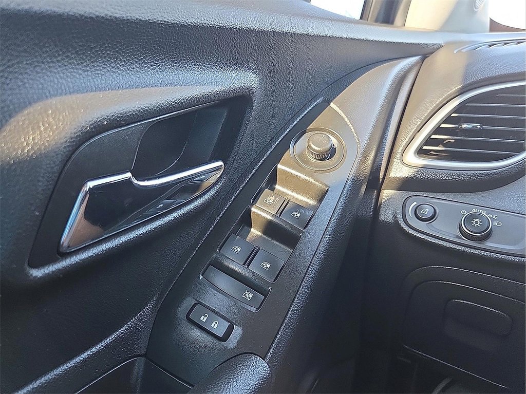 Used 2018 Chevrolet Trax LT w/ LT Convenience Package image 16