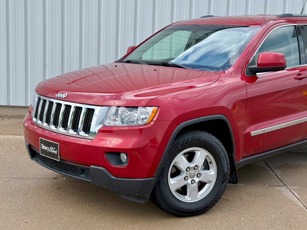 Used 2011 Jeep Grand Cherokee Laredo w/ Security & Convenience Group AWD/4WD image 2