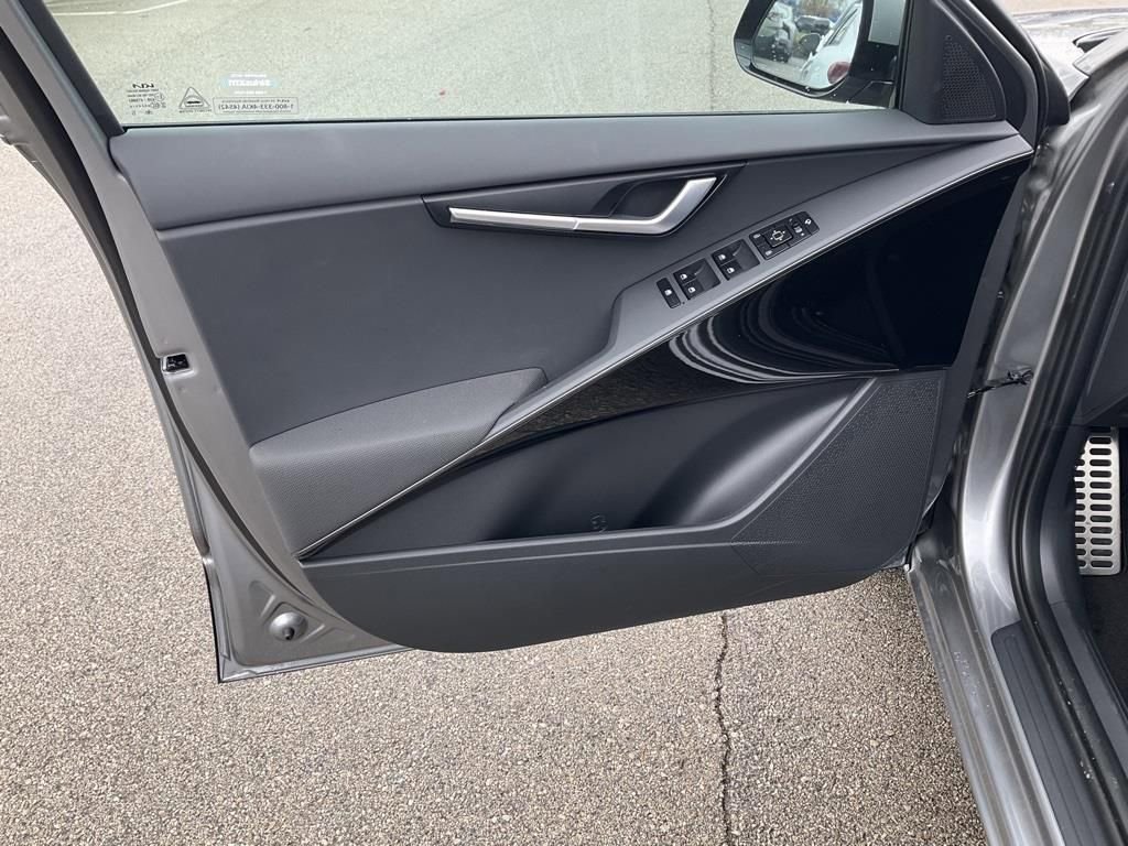 Certified 2025 Kia Niro EX Touring image 10