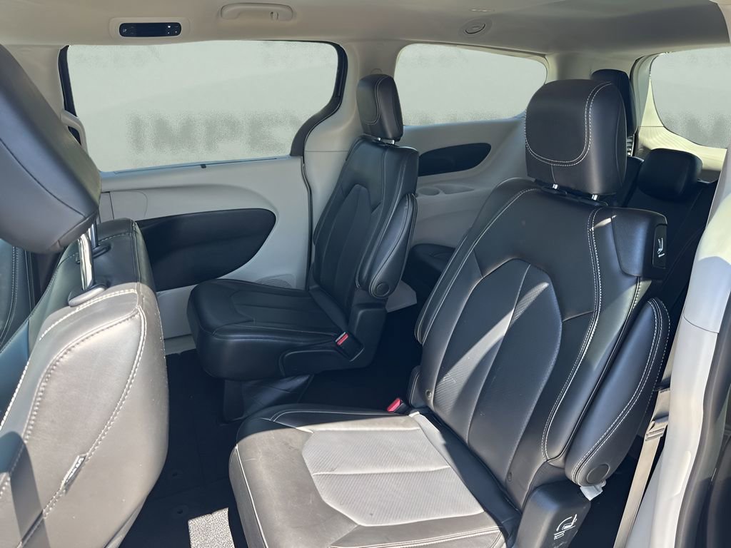 Used 2023 Chrysler Pacifica Touring-L image 28