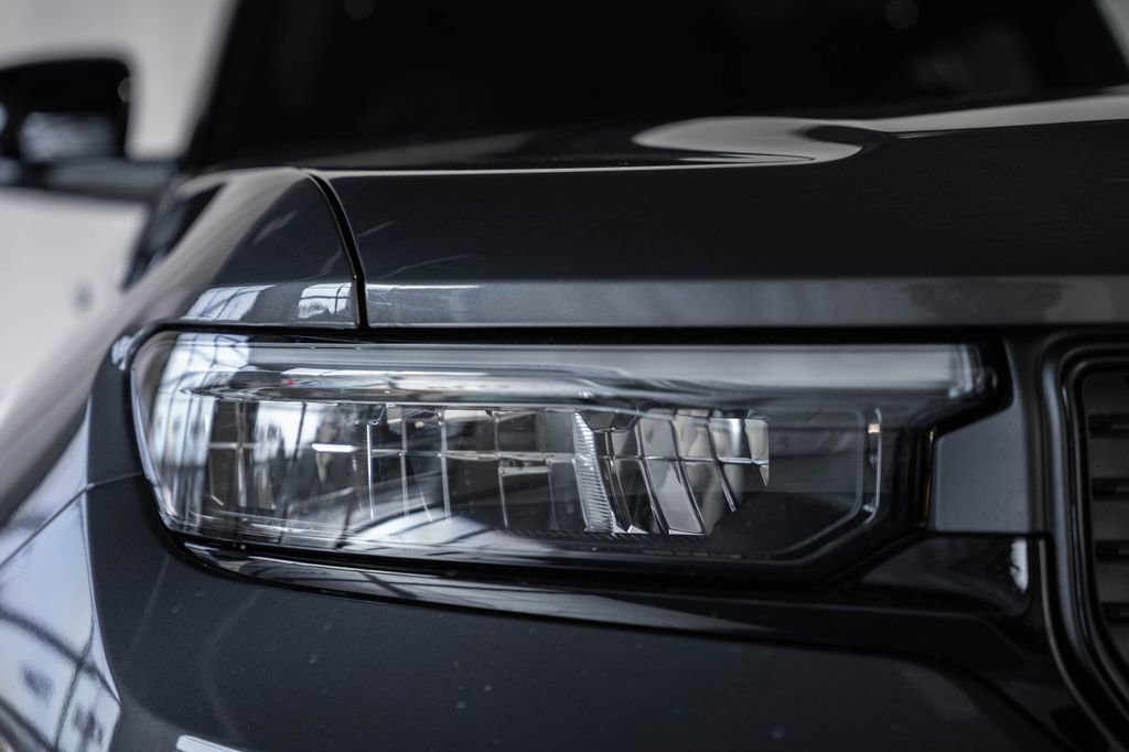 New 2025 Jeep Grand Cherokee Limited image 12