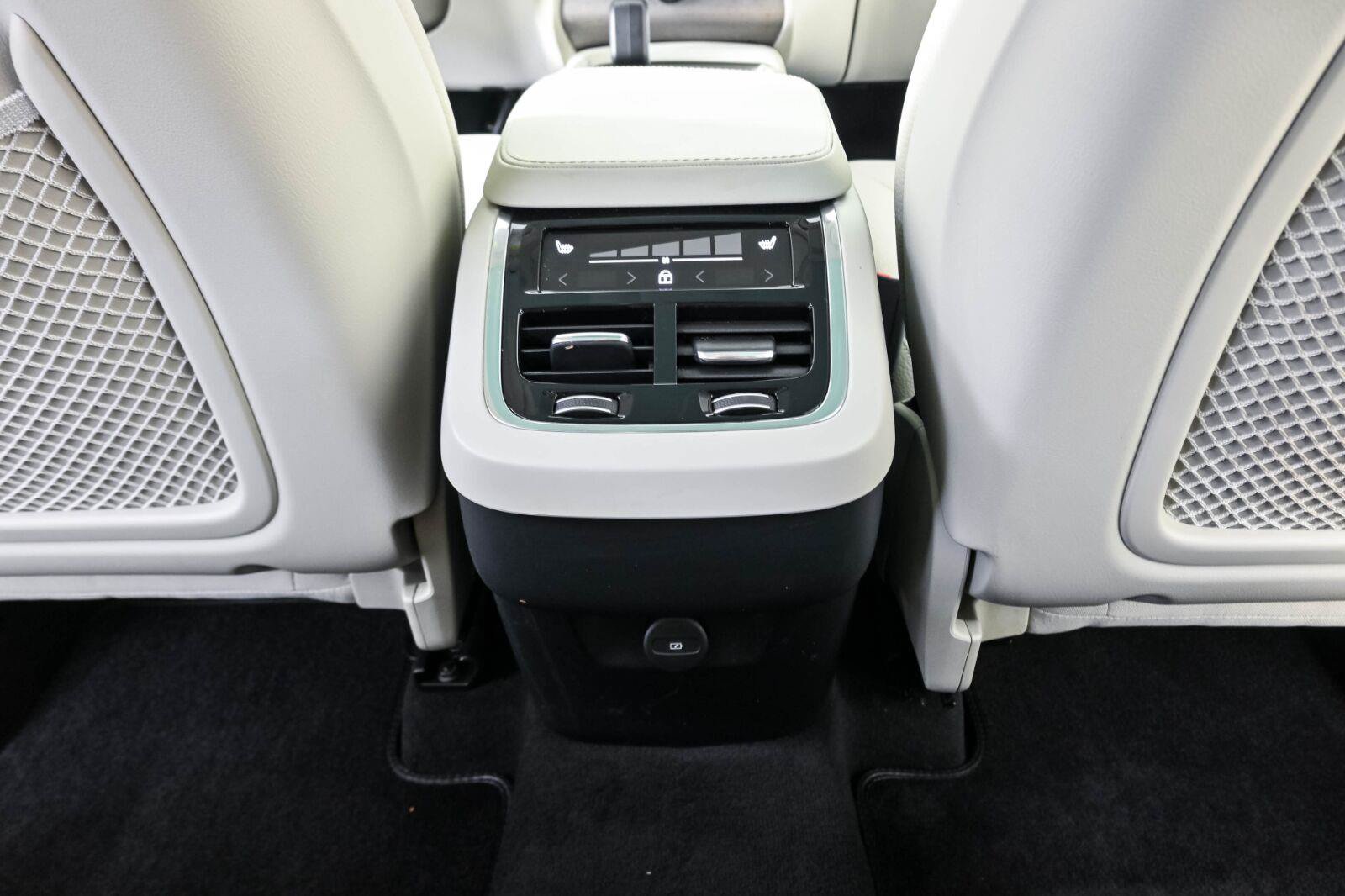 Certified 2023 Volvo XC90 B6 Plus AWD/4WD image 18