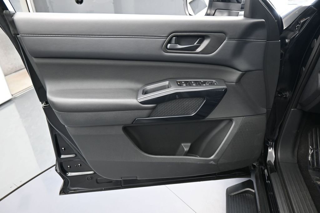 Used 2024 Nissan Pathfinder SV FWD image 12
