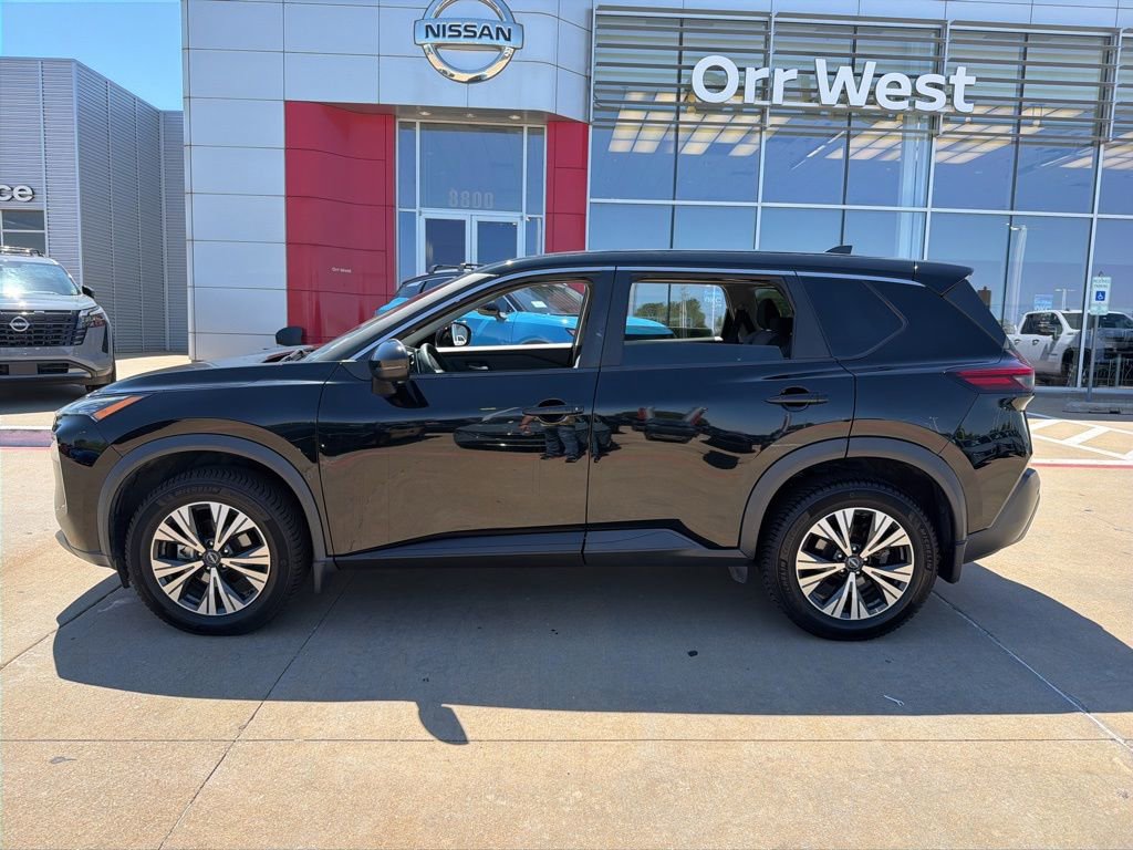 Used 2023 Nissan Rogue SV image 2