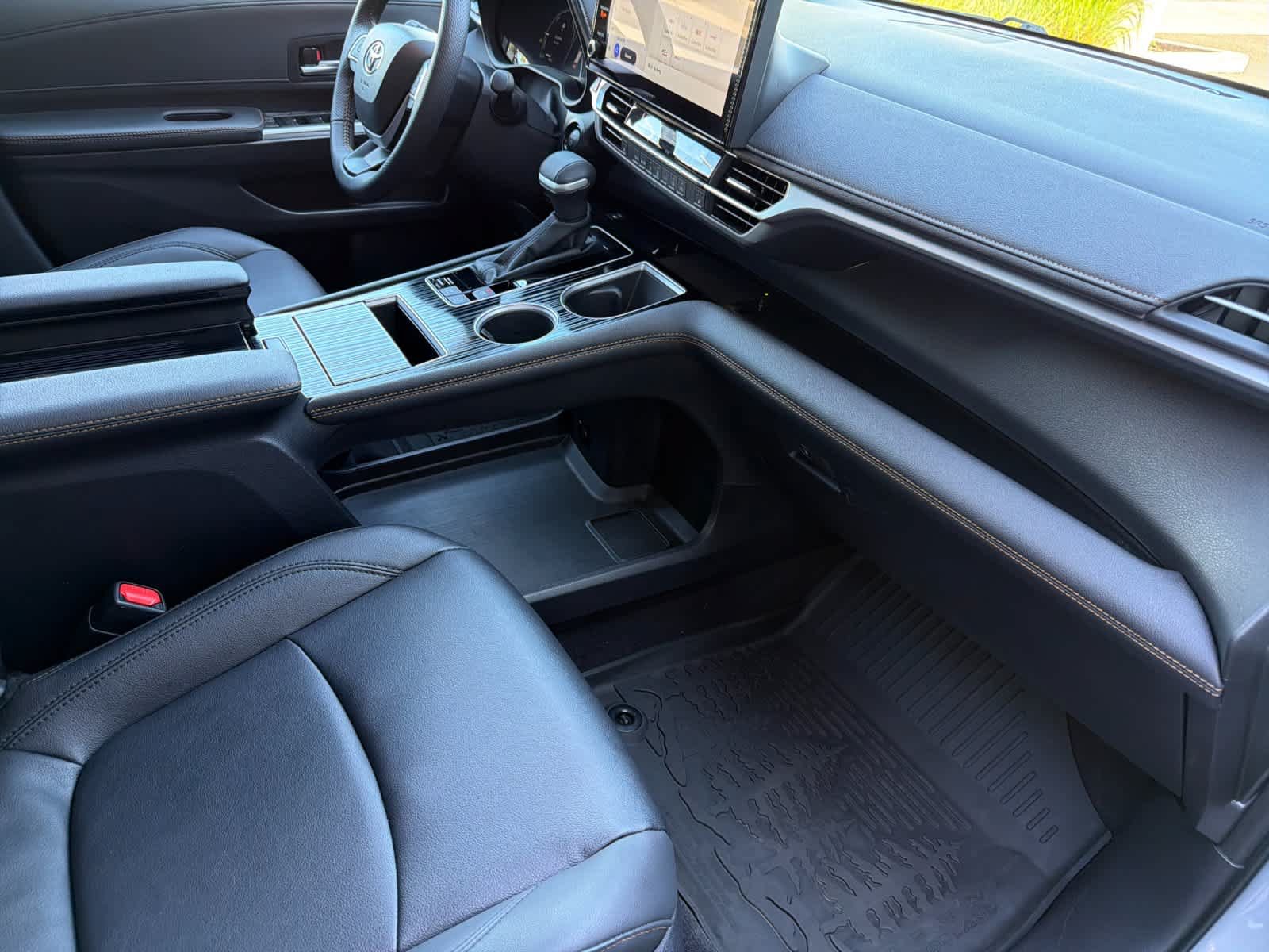 Used 2026 Toyota Sienna XLE Woodland Edition AWD/4WD image 18